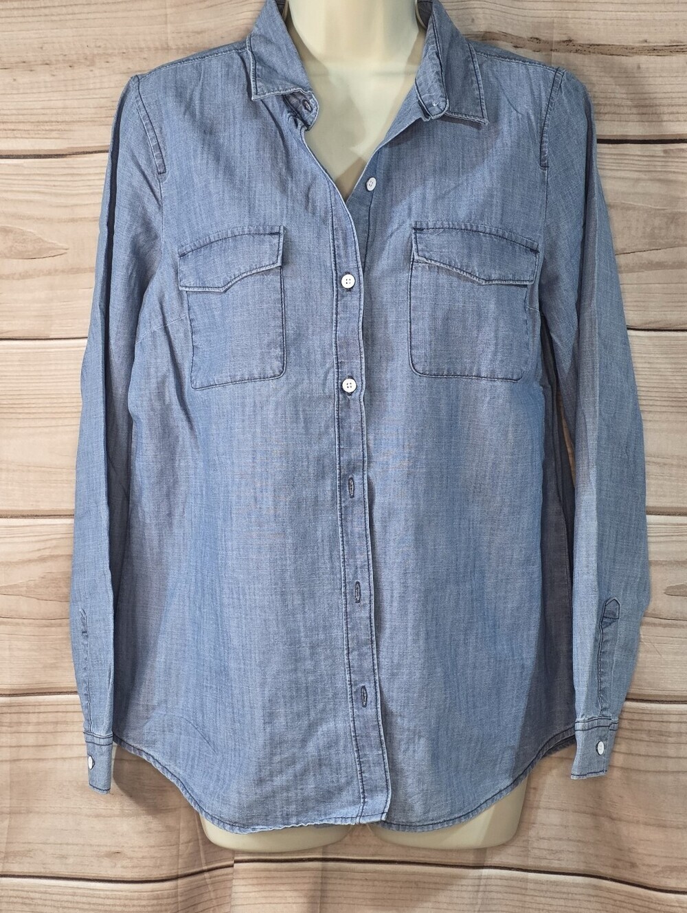 Old Navy Chambray Shirt Long Sleeve Classic Fit Cotton Med Wash Blue Size M - Picture 2 of 7